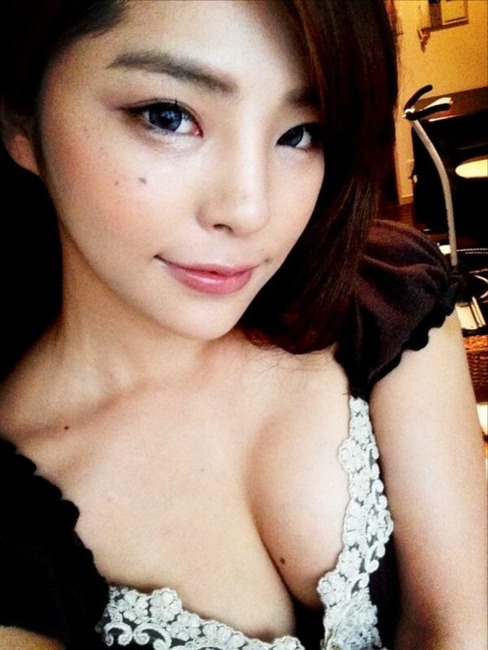 片桐えりりか　Eカップ巨乳AV女優が手ブラしてる自撮りエロ写メ・画像まとめ30枚 15