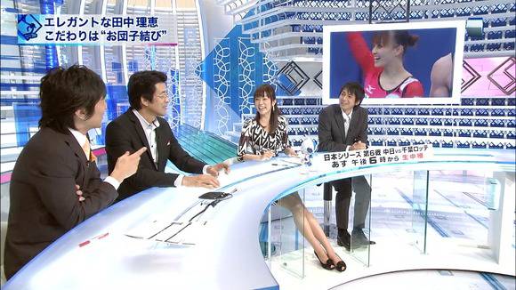 人気女子アナのパンチラや胸チラがエロいお宝エロキャプ画像50枚 9