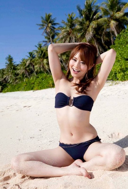 吉沢明歩（30）AV女優のしゃがみパンチラがエロい画像など。 64