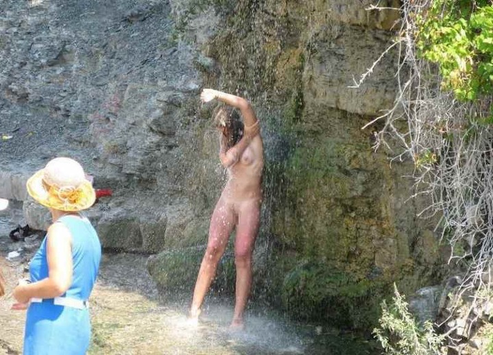 外国人がはっちゃけておっぱい出してるエロ画像 27