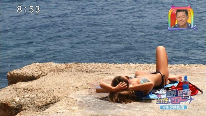 白人モデルの水着姿がエロいキャプ画像 6