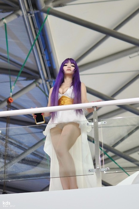 中国人巨乳コスプレイヤーがパンチラしてマンスジ見えてるエロ画像 20