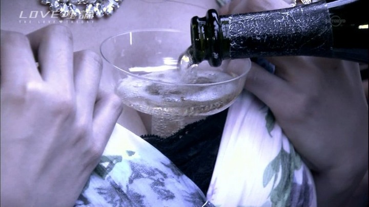 紗倉まなが胸の谷間見せてくれてるエロ画像 16