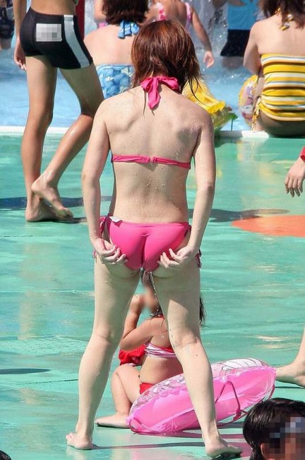 海ではしゃいでる素人のエロ水着画像 16