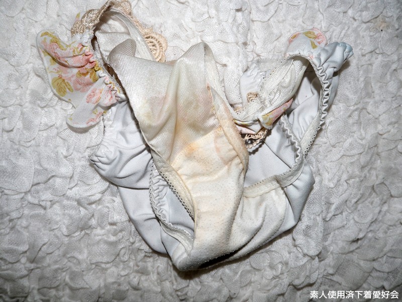 SNSで下着を晒してる素人娘に会ってパンツを物色 2