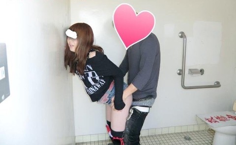 【露出狂素人エロ画像】彼氏に捨てられたくない雌豚女子が身体張って露出しまくりワロタｗｗｗｗｗ 19