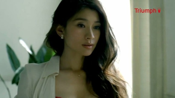 篠原涼子の赤いブラジャー姿がエロい画像まとめ　【人妻・熟女】 10