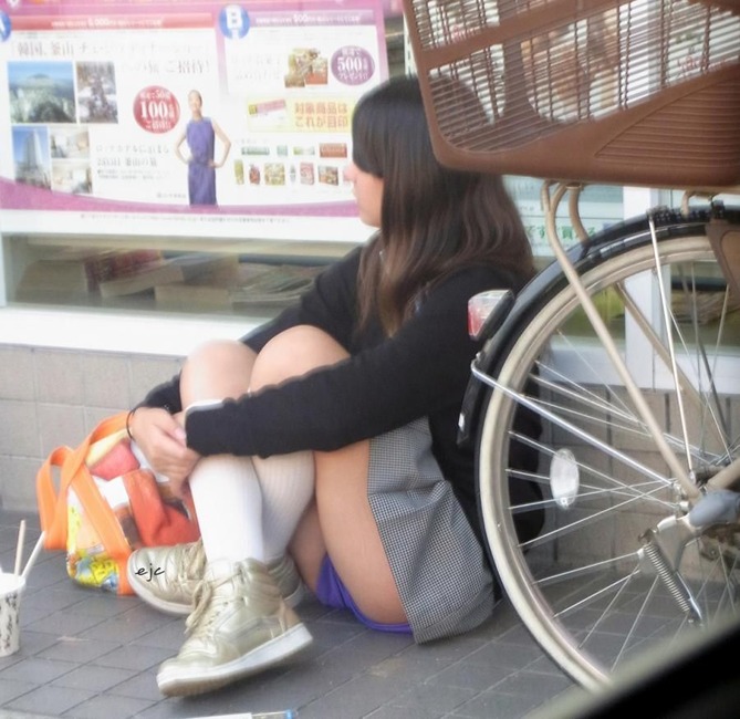 街中で見かけた素人のしゃがみパンチラ画像 13