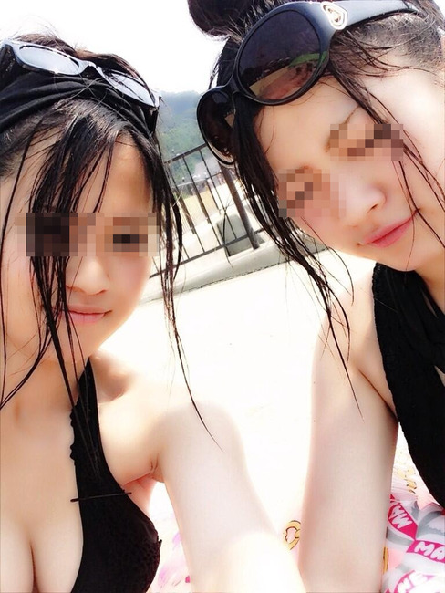 海ではしゃいでる素人ギャルの水着・ビキニ画像 13