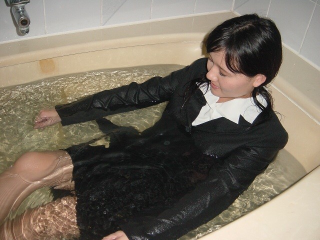 【画像あり】スーツ姿のOLが制服のまま風呂に入る光景が最高すぎる 36