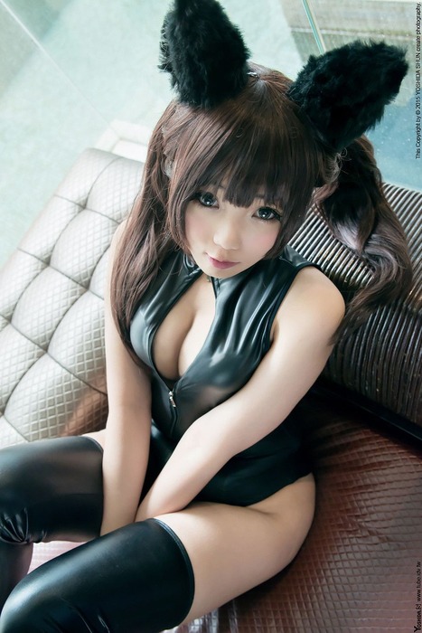 ファスナーおろしておっぱい見せてるお姉さん 21