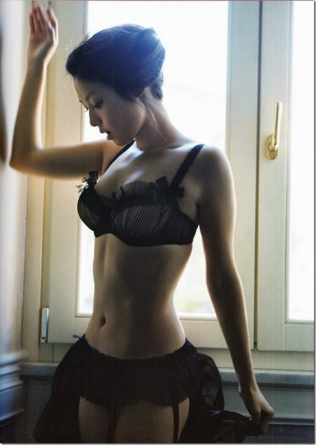深田杏子/深キョンの黒下着姿がセクシーな画像 14