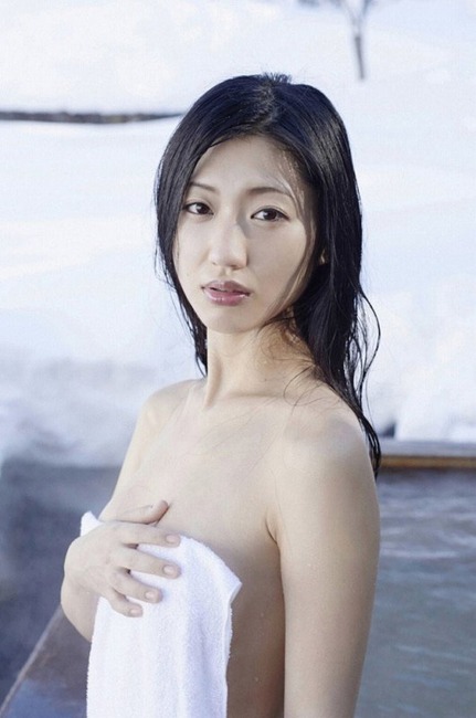 壇蜜さんが浴衣姿で脱いでる着エロ画像40枚 17