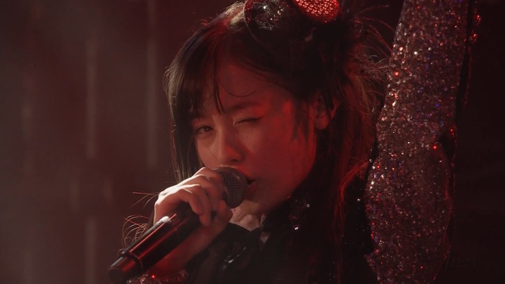 【画像あり】橋本環奈のTシャツ胸強調がイラやしい 26