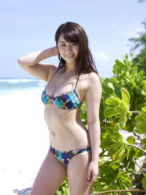 人気グラビアアイドルの三人がタオル一枚で温泉に入ってる 20