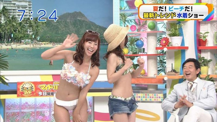 スタジオで行われたHな水着ショーのキャプ画像 12