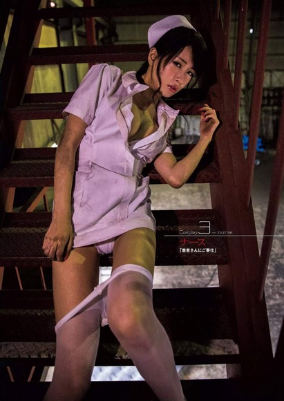 服が濡れてスケスケな神室舞衣のコスプレエロ画像 9