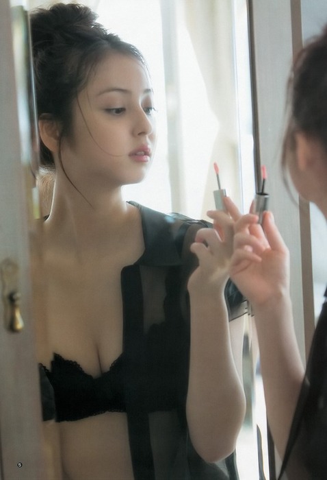 佐々木希の黒下着がエロい画像まとめ 17