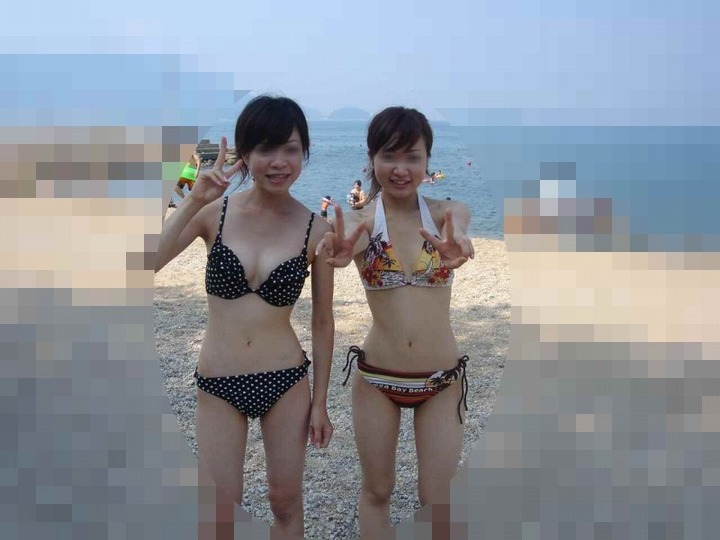 海ではしゃいでる素人のエロ水着画像80枚 4