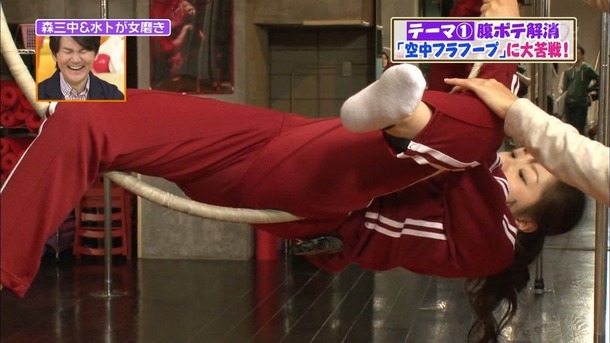 TVで見えたパンチラや胸チラしてる芸能人・アイドルのエロ画像50枚 11