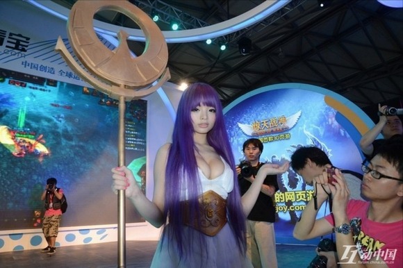 中国人巨乳コスプレイヤーがパンチラしてマンスジ見えてるエロ画像 24