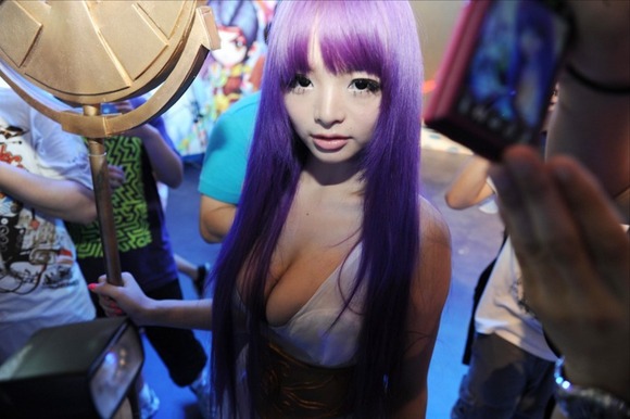 中国人巨乳コスプレイヤーがパンチラしてマンスジ見えてるエロ画像 23