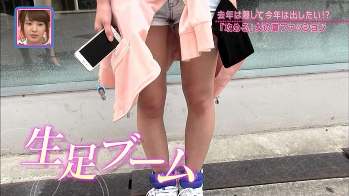 胸の谷間をあえて見せる女のファッションがエロい！ 16