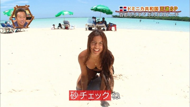 海外の水着美女のレポーターがエロい画像 27