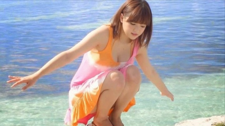 ハミ乳しながらテニスしてる篠崎愛がエロい！ 2