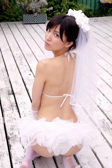 戸田れいがウェディングドレス姿で誘ってるエロ画像 3