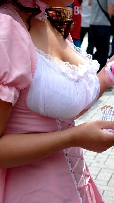 着衣巨乳な女の子をしゃぶりたくなるエロ画像 24