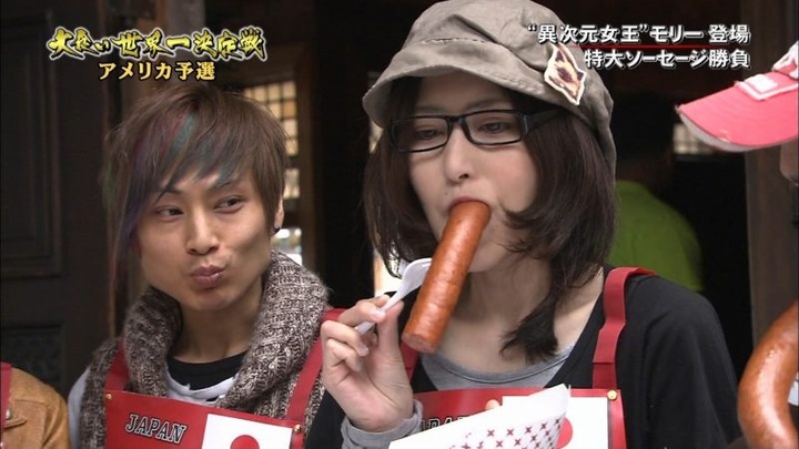 大食い世界一決定戦で胸チラやパンチラしまくってるエロキャプ画像 3