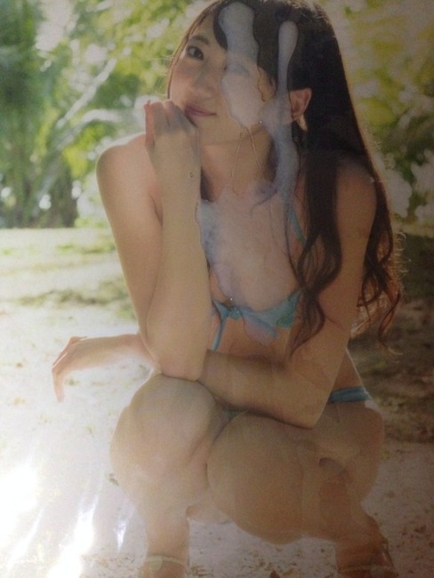 アイドルの写真集にぶっかけてるエロフェチ画像30枚 17