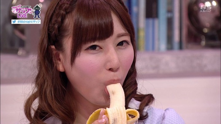 初川みなみ　AV女優が自らM字開脚パンチラしてるキャプ画像 8