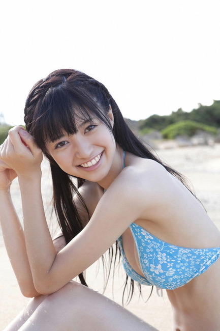 水玉ビキニでおっぱいの谷間がエロい逢沢りなのエロ画像 23