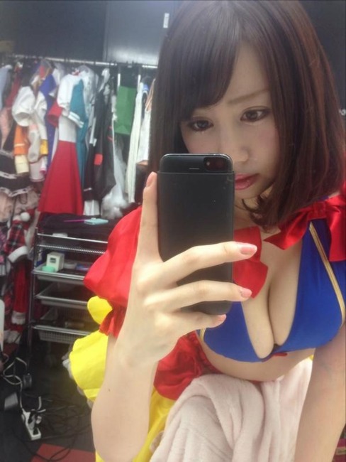 グラビアアイドルが自撮りエロ写メで誘惑してる 30