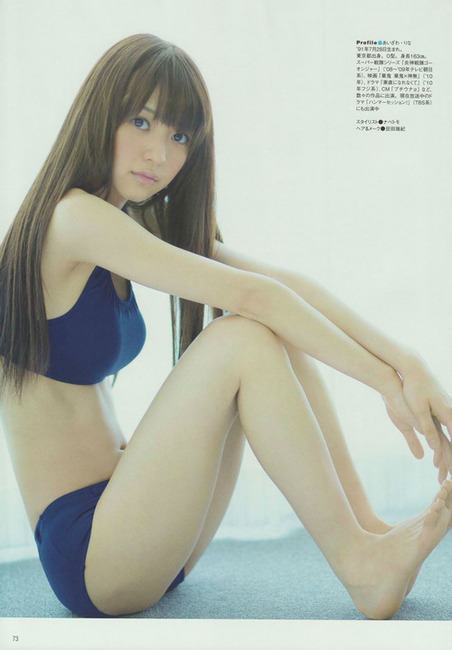 水玉ビキニでおっぱいの谷間がエロい逢沢りなのエロ画像 21