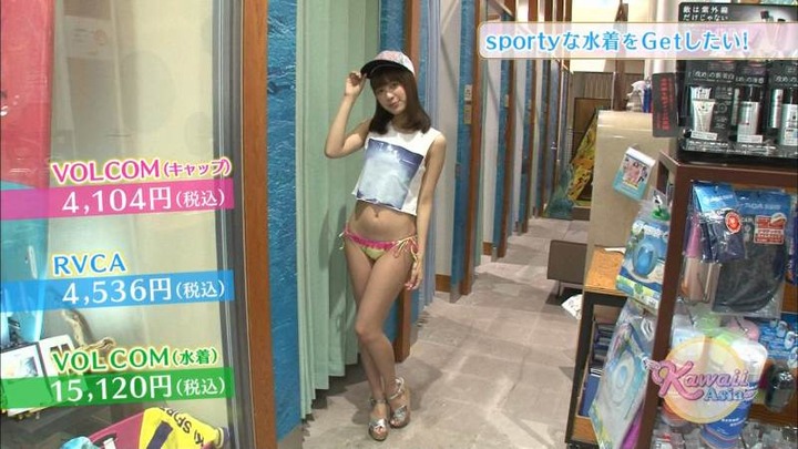 私服から水着に着替えてる巨乳素人のエロ画像 11