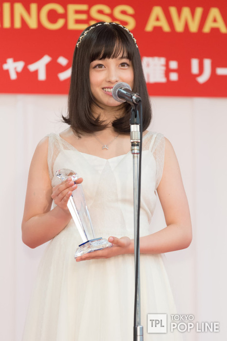 橋本環奈ちゃんの白いドレス姿が美しい 20