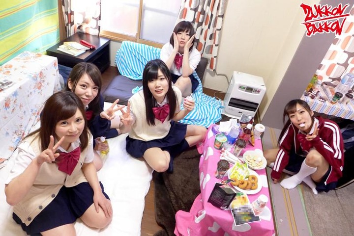 性欲の溜まった女子寮のJKと乱交してるエロ画像・動画 1