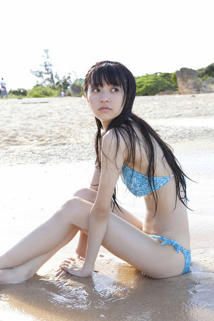 水玉ビキニでおっぱいの谷間がエロい逢沢りなのエロ画像 41