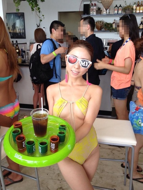 素人水着ギャルを海でナンパしたくなるエロ画像 17