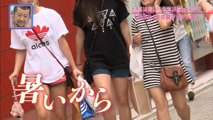 胸の谷間をあえて見せる女のファッションがエロい！ 18
