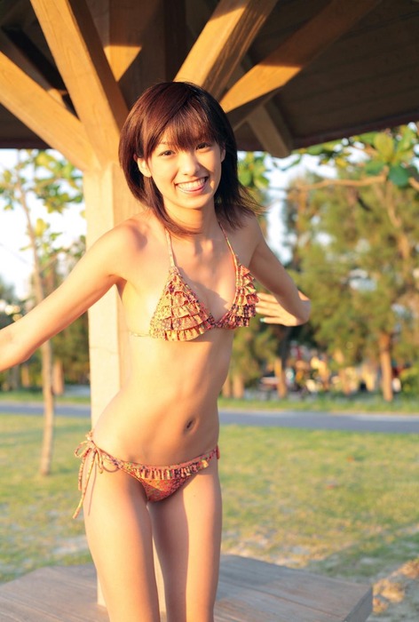 【画像54枚】アイドル・芸能人の抜ける胸チラなどエロgif画像 18