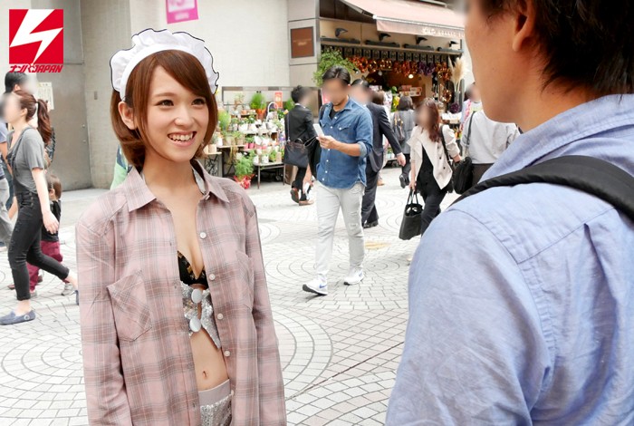 椎名そらが素人お兄さんを逆ナンパして抜いてあげてるエロ動画 1