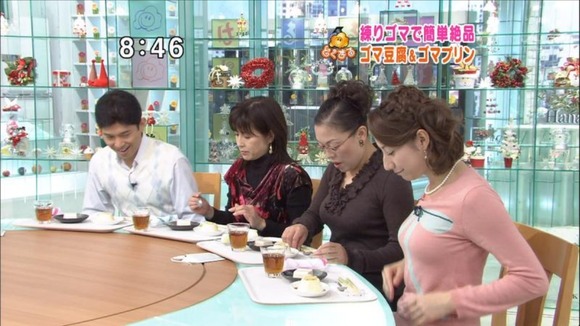 巨乳女子アナのパンチラや胸チラがエロいキャプ画像 24