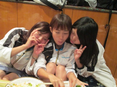 Facebookには素人娘のパンチラがいっぱい！集合写真は注目して見とけｗｗｗｗｗ（画像あり） 18