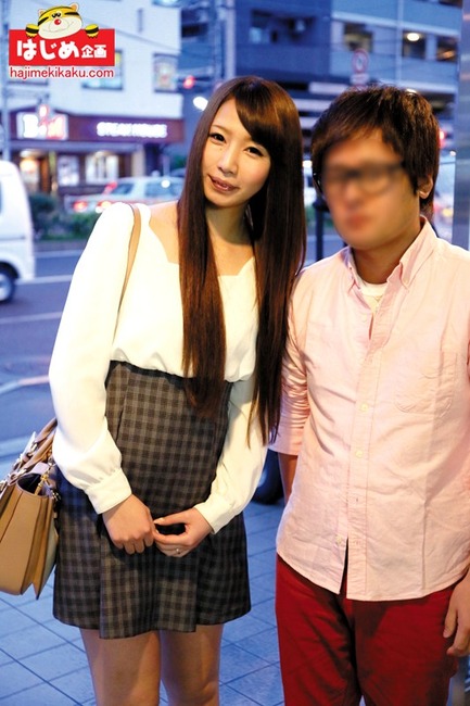 旦那の前で人妻がAV男優にズッコンバッコンされてるエロ画像・動画 7