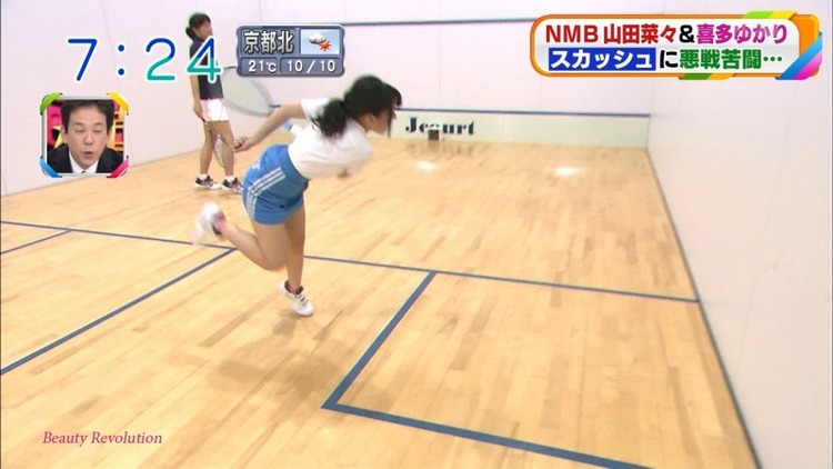 NMB48山田菜々がスカッシュでアンスコパンチラしてるエロキャプ画像 15