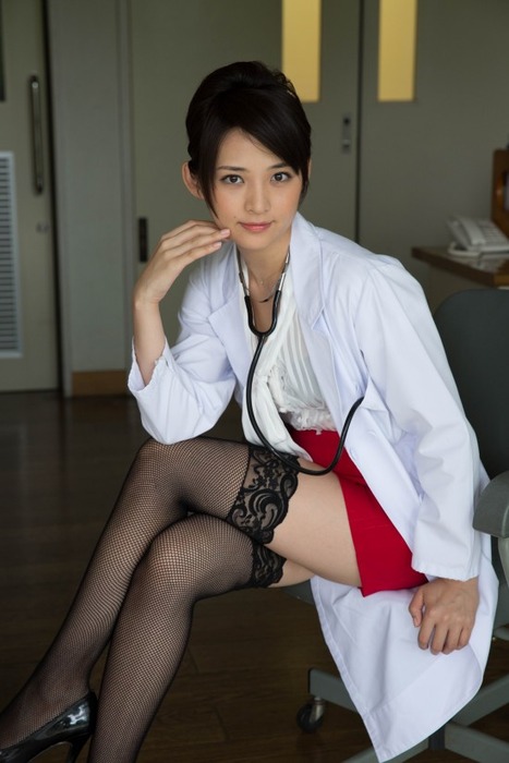 鈴木咲　美女グラドルがソフマップでセクシーショットを大公開 7